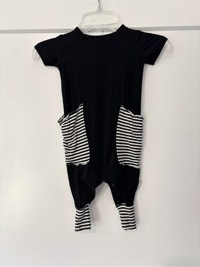 Moon + Beck Black short sleeve stripe pocket romper Size 0/3